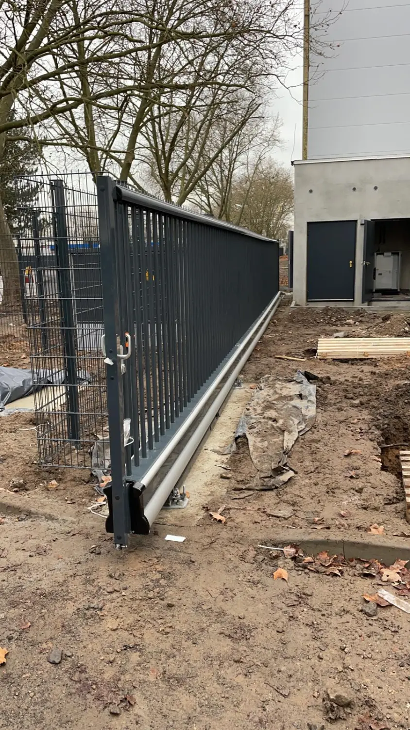 Doppelstabgitterzäune mit Kunststoff-Sichtschutz der BEG Zaunsysteme GmbH