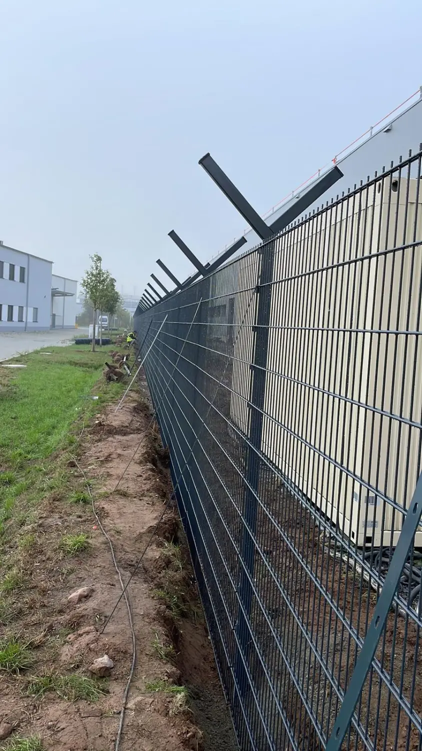 Doppelte Maschendrahtzäune der BEG Zaunsysteme GmbH