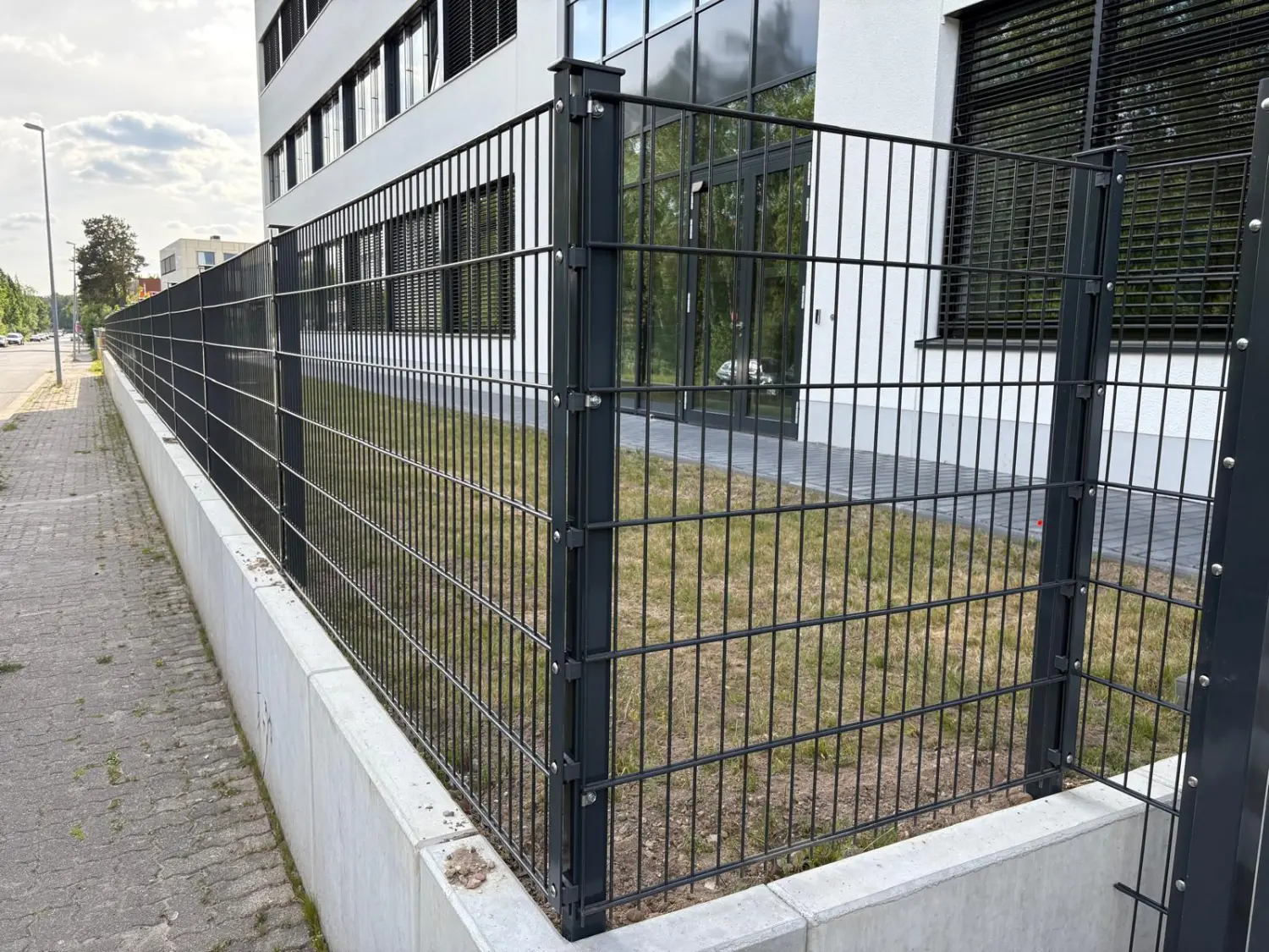 Doppelstabgitterzäune mit Kunststoff-Sichtschutz der BEG Zaunsysteme GmbH