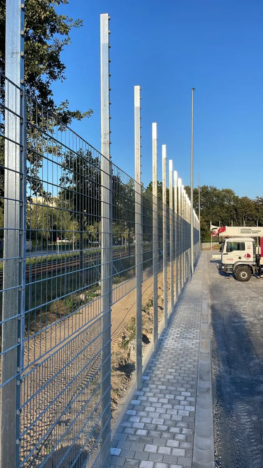 Doppelstabgitterzäune mit Kunststoff-Sichtschutz der BEG Zaunsysteme GmbH