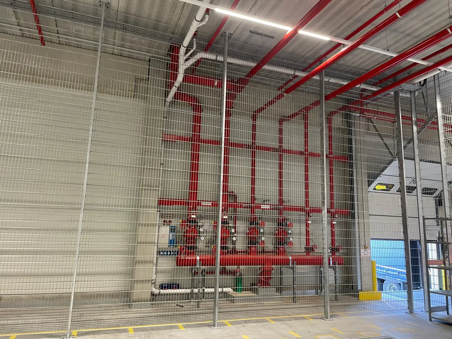 Doppelstabgitterzäune mit Kunststoff-Sichtschutz der BEG Zaunsysteme GmbH
