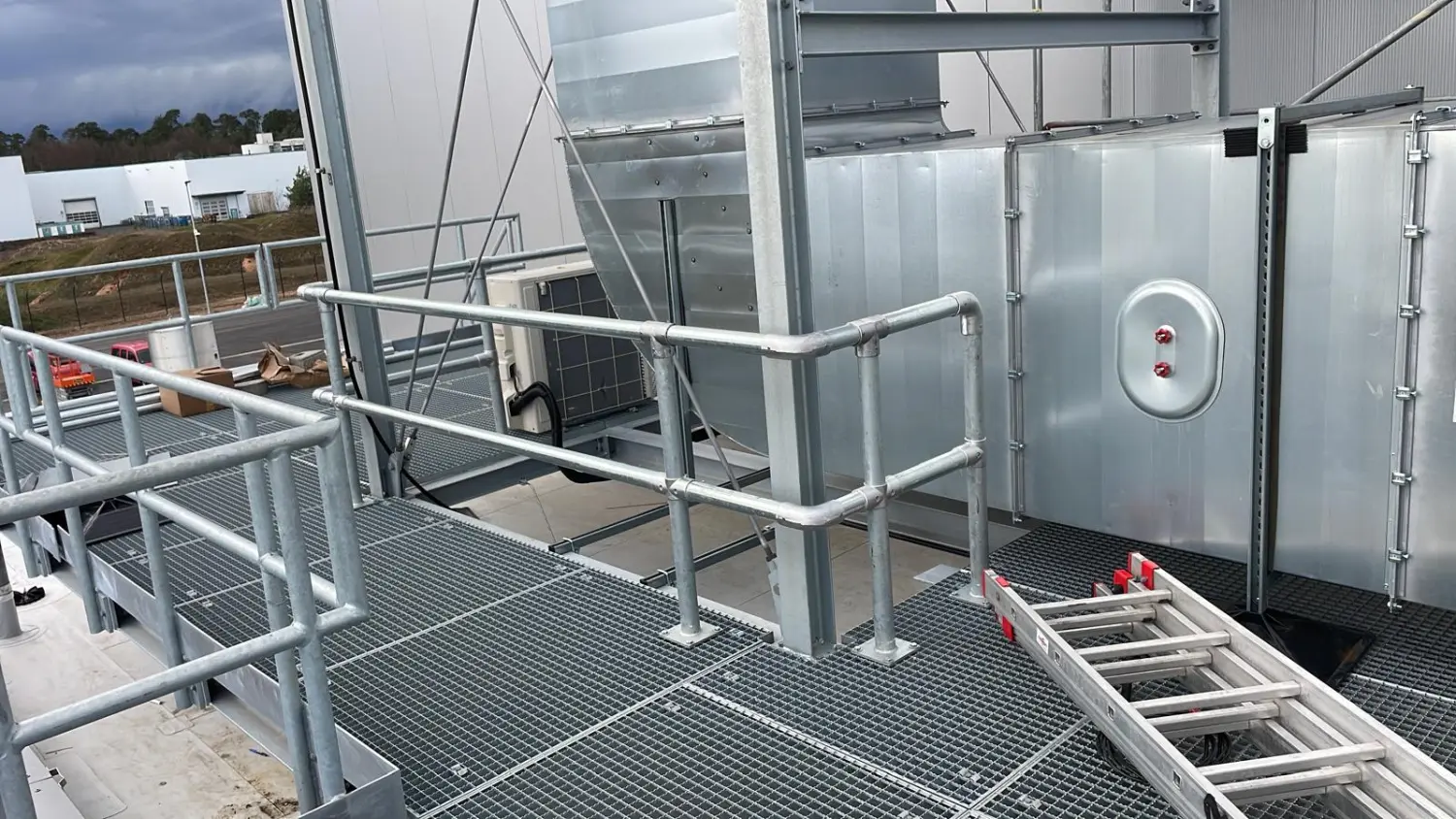 Doppelstabgitterzäune mit Kunststoff-Sichtschutz der BEG Zaunsysteme GmbH