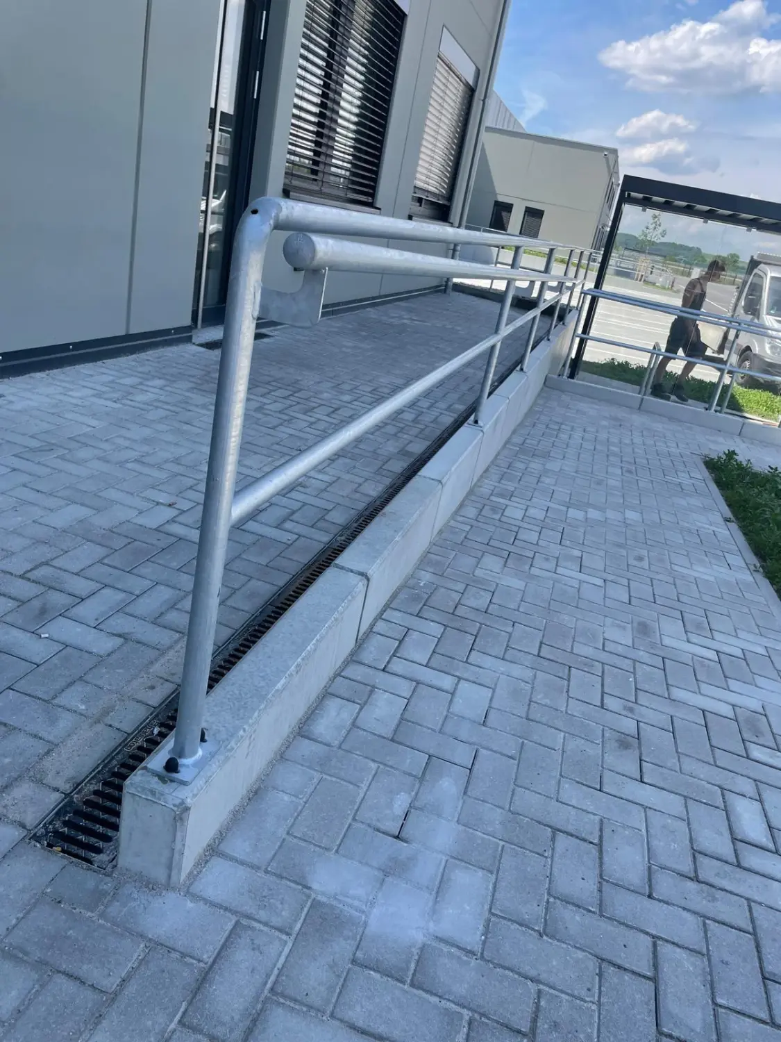 Doppelstabgitterzäune mit Kunststoff-Sichtschutz der BEG Zaunsysteme GmbH